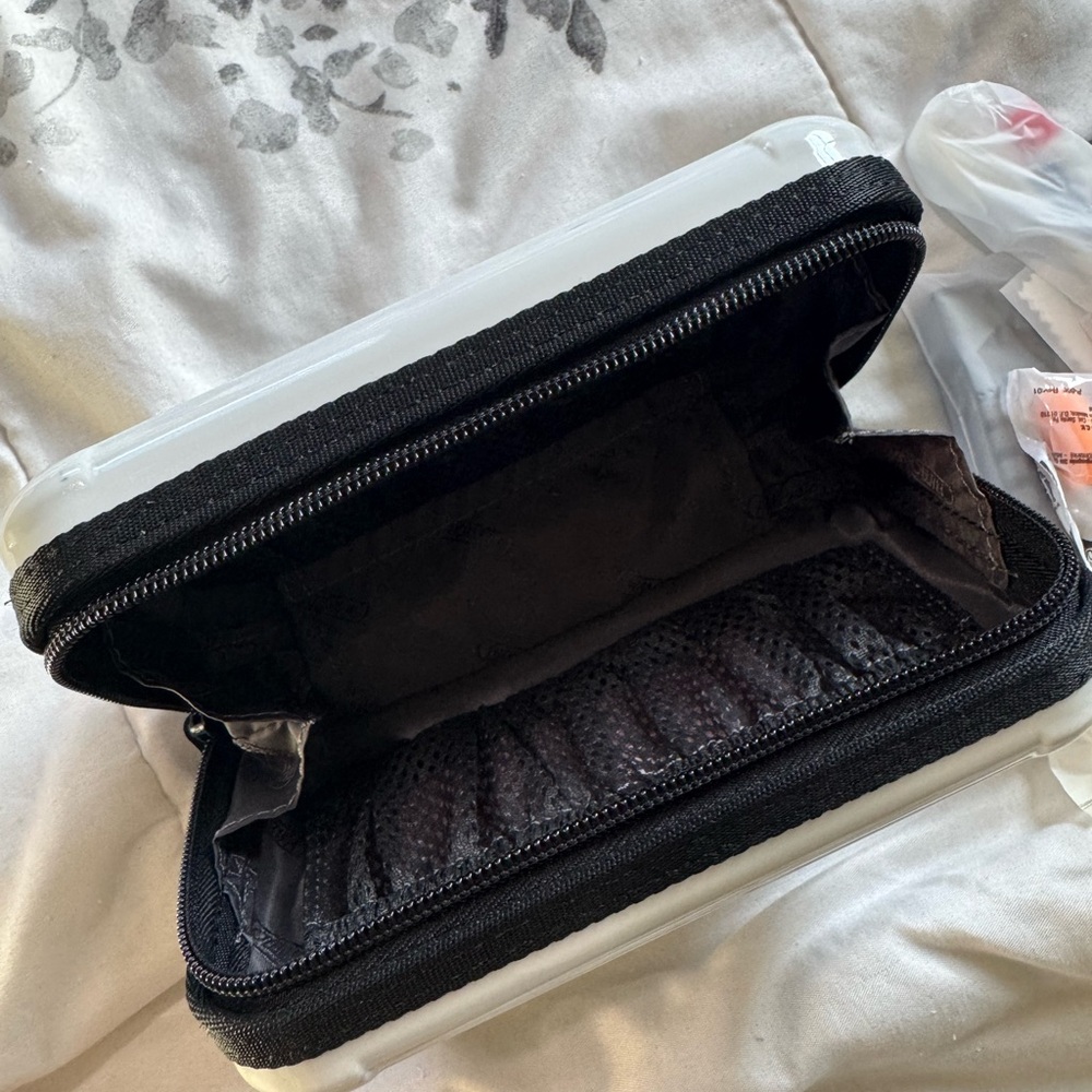 Rimowa X Eva Air mini toiletry case (Case only) - Picture 4 of 4
